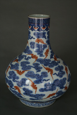 图片[1]-Blue and white alum red cloud bat pattern straight neck bottle-China Archive